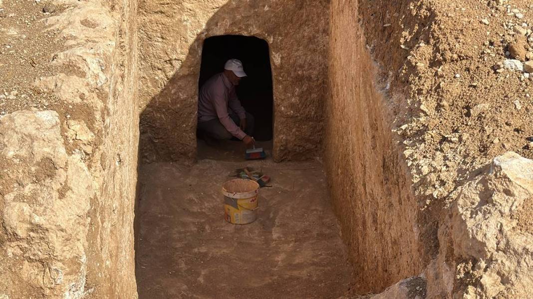 Kaçak kazı yaparken öyle bir şeye denk geldiler ki az kalsın çarpılıyorlardı! Yetkililer, iş üstündeyken yakaladı 16